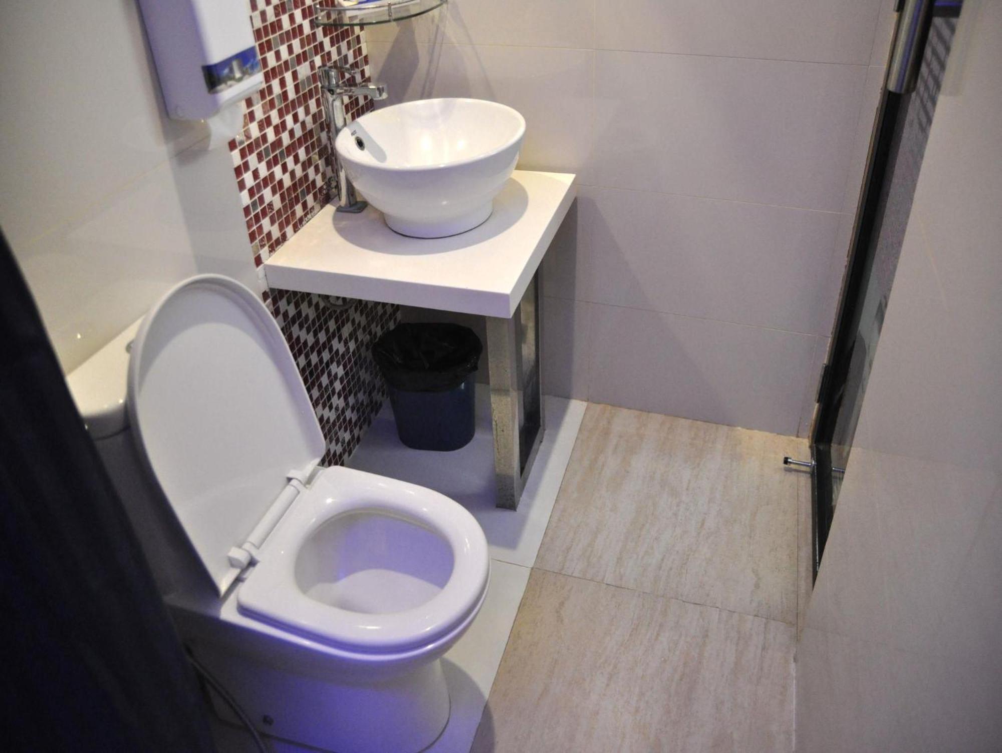 Hotel Dreamworld North Edsa ケソンシティ エクステリア 写真